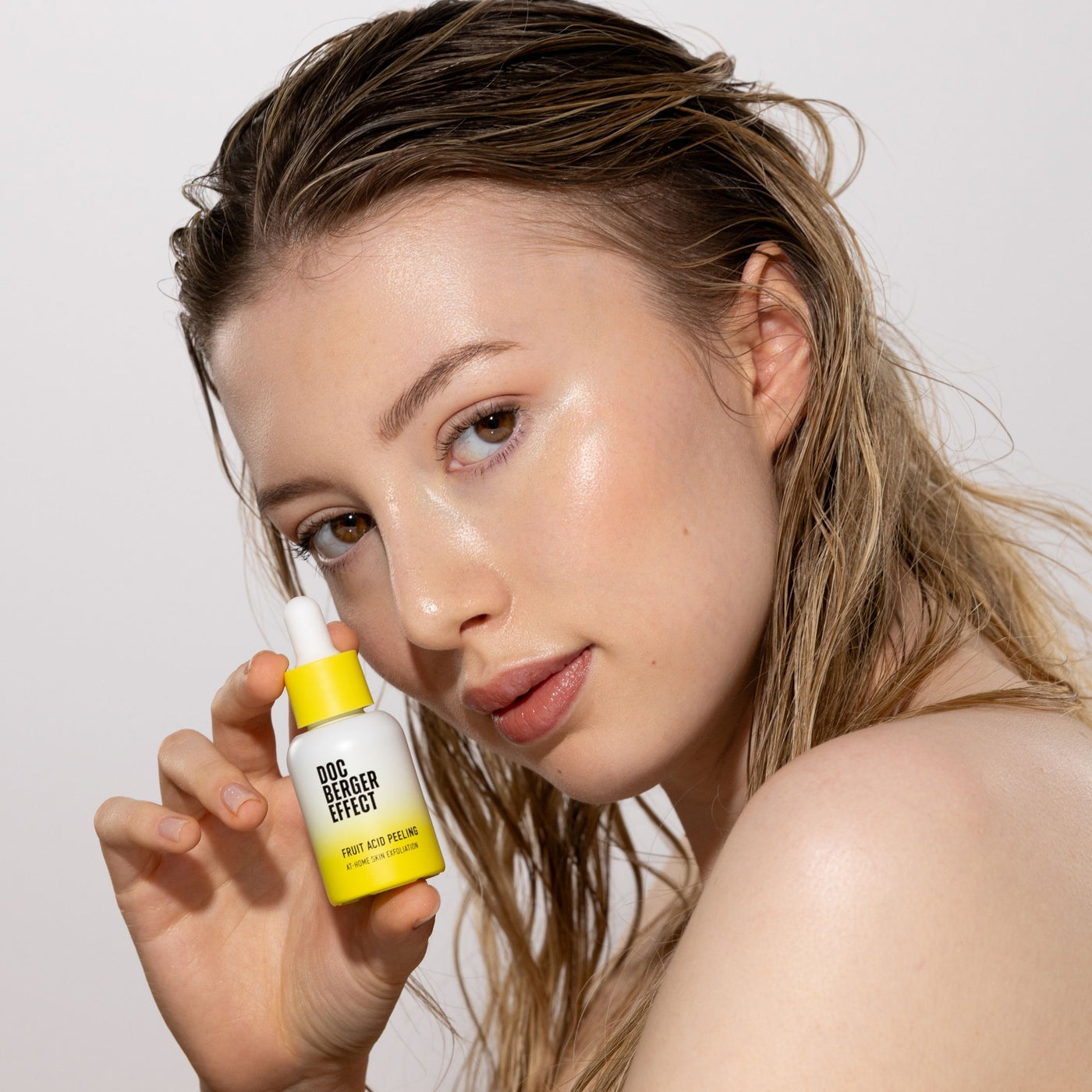 DOC BERGER EFFECT Fruit Acid Peeling für anspruchsvollere Haut ab 40 und 50 sowie bei Hautveränderungen in den Wechseljahren. AHA und BHA unterstützen bei fahlem Teint, ungleichmäßiger Hautstruktur, vergrößert wirkenden Poren, Pigmentflecken und ersten Altersflecken. Ideal für Frauen, die in der Perimenopause oder Menopause nach einem effektiven Peeling für mehr Glow und ein ebenmäßigeres Hautbild suchen.