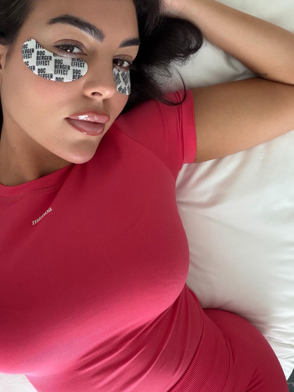 Georgina Rodriguez mit den DOC BERGER EFFECT Glowing Eye Patches für weniger Schwellungen, Augenringe und feine Linien.