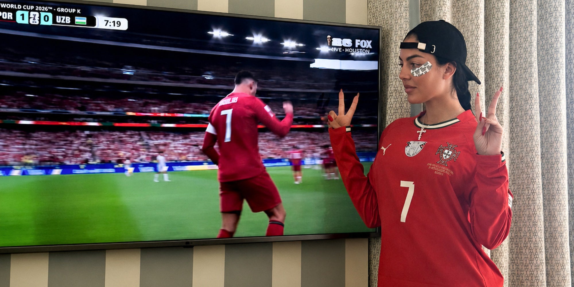 DOC BERGER EFFECT Georgina Rodriguez trägt die DOC BERGER EFFECT Glowing Eye Patches beim Verfolgen eines Portugal-Spiels mit Cristiano Ronaldo im TV.