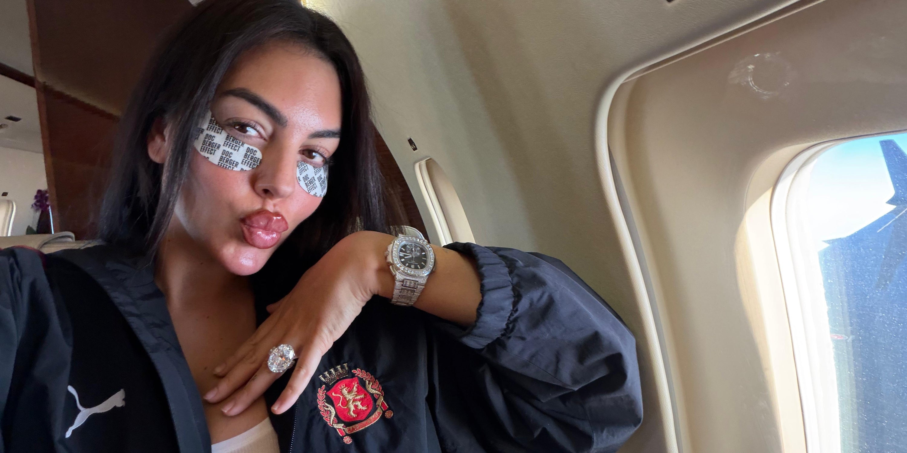 Georgina Rodriguez trägt die DOC BERGER EFFECT Glowing Eye Patches in einem Privatjet und zeigt luxuriöse Anti-Aging-Hautpflege für unterwegs.
