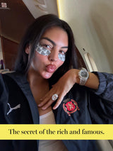 Georgina Rodriguez, bekannt als Unternehmerin, Model und Partnerin von Fußballstar Cristiano Ronaldo, trägt DOC BERGER EFFECT Glowing Eye Patches während eines Fluges. Die luxuriösen Hydrogel-Patches spenden intensive Feuchtigkeit und sorgen für eine sichtbar frischere Augenpartie.