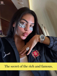 Georgina Rodriguez, bekannt als Unternehmerin, Model und Partnerin von Fußballstar Cristiano Ronaldo, trägt DOC BERGER EFFECT Glowing Eye Patches während eines Fluges. Die luxuriösen Hydrogel-Patches spenden intensive Feuchtigkeit und sorgen für eine sichtbar frischere Augenpartie.