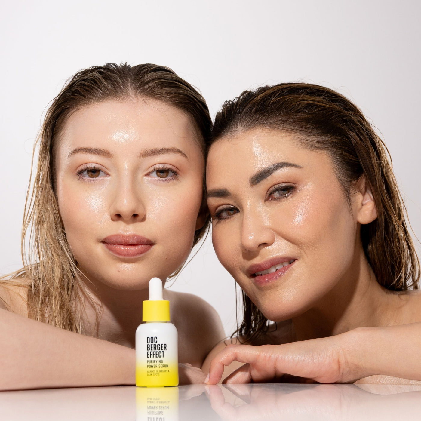 Dr. Luise Berger und Eleonora Berger mit dem DOC BERGER EFFECT Purifying Power Serum – Wirkstoffserum gegen Pigmentflecken, Hautunreinheiten, Post-Akne-Male und einen ungleichmäßigen Teint für sichtbar klarer und ebenmäßiger wirkende Haut.