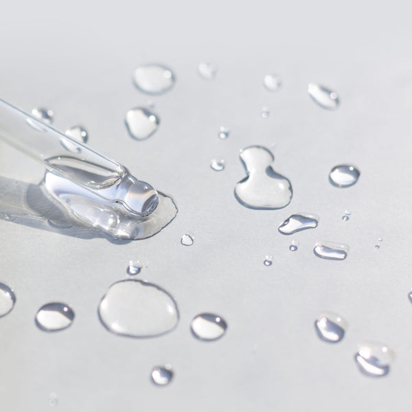 Textur des DOC BERGER EFFECT Purifying Power Serum – leichtes klärendes Serum gegen Pickel, Unreinheiten und Pigmentflecken für fettige und unreine Haut.