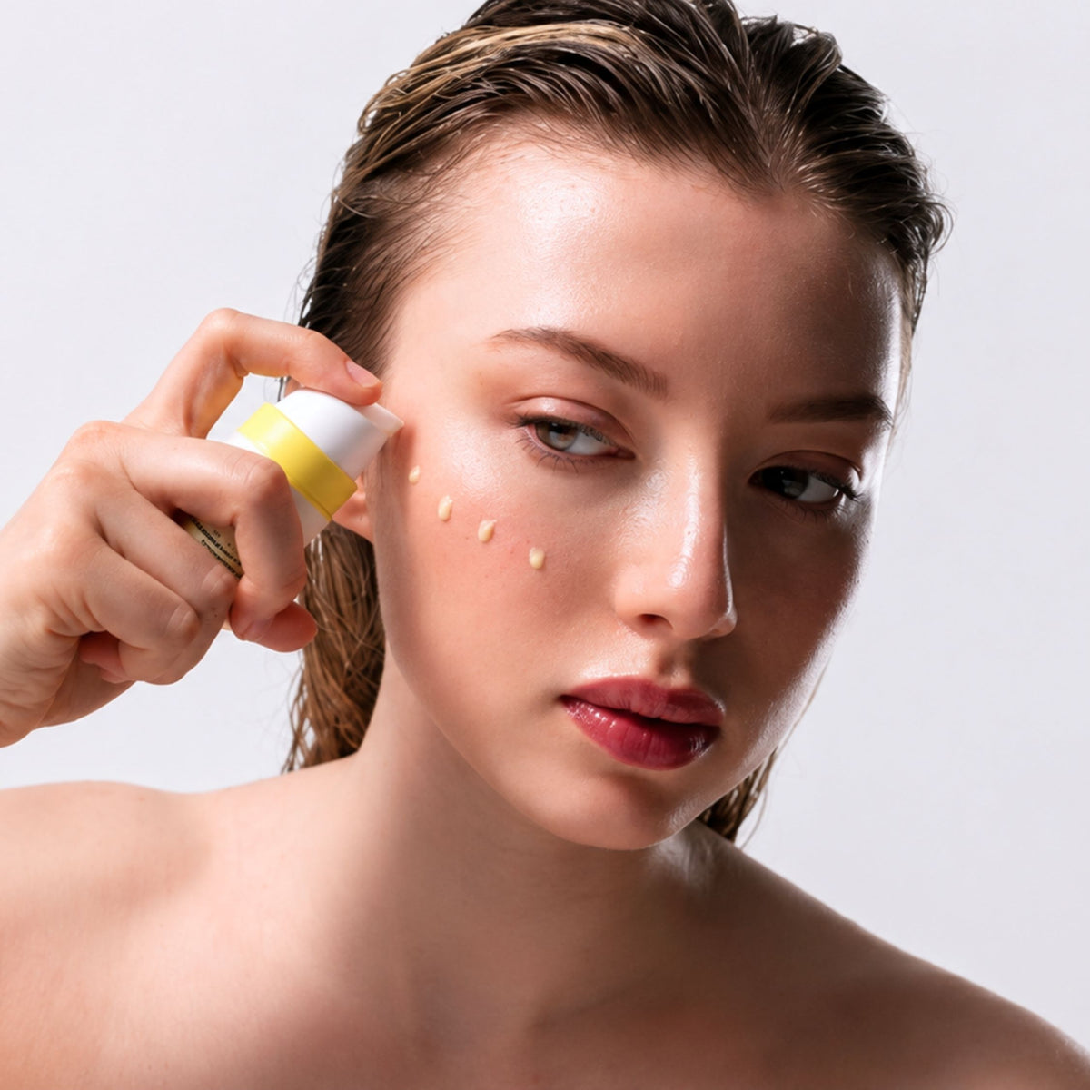 How to Use DOC BERGER EFFECT Retinol Sensitive – a gentle retinol serum with bakuchiol for sensitive skin that supports cell renewal and provides long-term relief from wrinkles, fine lines, loss of skin firmness, and uneven skin texture.