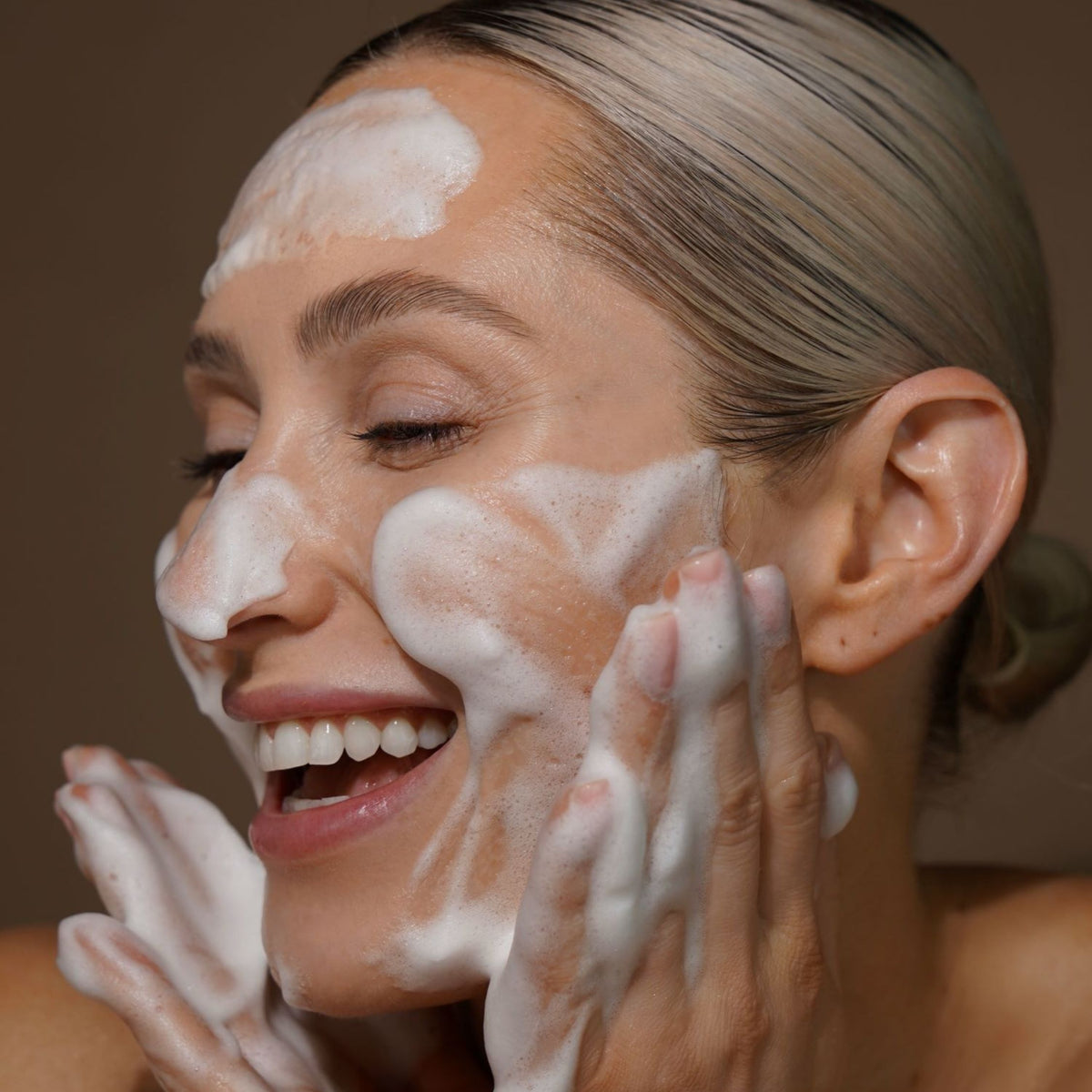 Sanfte Gesichtsreinigung von DOC BERGER EFFECT für eine gründlich gereinigte Haut, eine intakte Hautbarriere und die optimale Vorbereitung auf die Anti-Aging-Pflege.