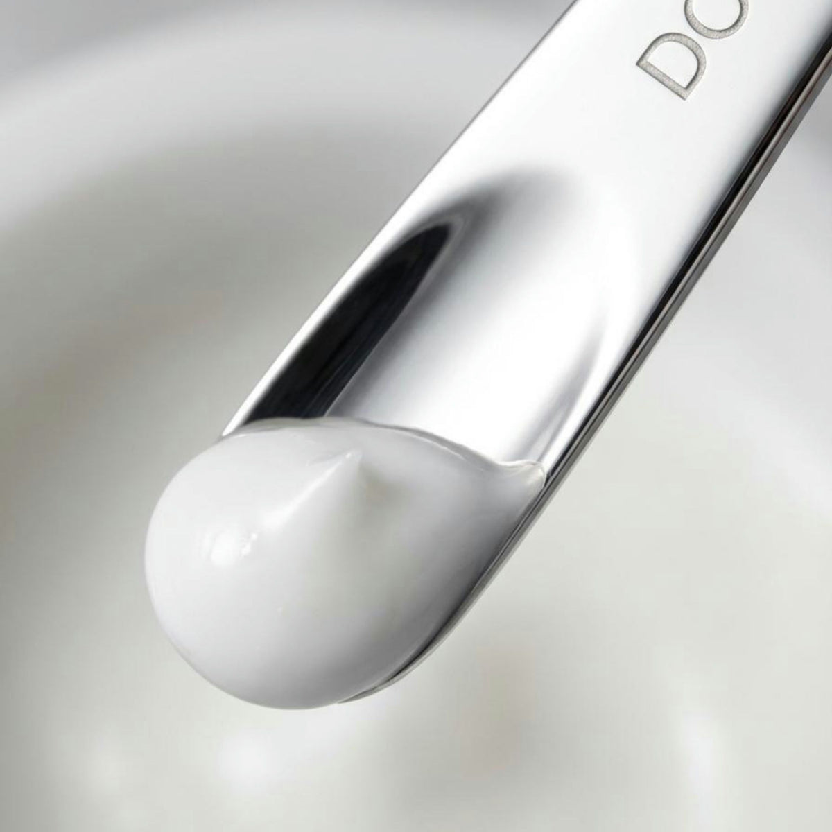DOC BERGER EFFECT Time Machine is a lightweight anti-aging night cream for combination, normal, and oily skin types aged 60 and older, addressing wrinkles, loss of firmness, and diminished elasticity. This high-performance night cream combines Juvinity™, argan stem cell technology, and the Infinity Complex with nourishing lipids, and is particularly suitable for mature skin seeking intensive anti-aging care without the need for a heavy night cream.