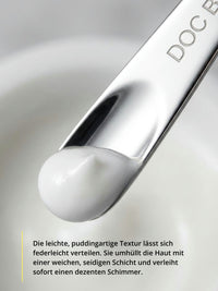 DOC BERGER EFFECT Time Machine features a light, pleasantly nourishing texture for normal skin, combination skin, and oilier mature skin. This anti-aging night cream combines intensive active ingredients that combat wrinkles and loss of elasticity with a feel that’s neither heavy nor excessively oily, making it particularly suitable for women who find traditional anti-aging night creams too rich.