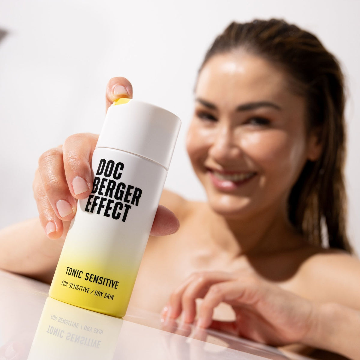 DOC BERGER EFFECT Tonic Sensitive is a moisturizing facial toner for sensitive, dry, and demanding skin—ideal for soothing, hydrating, and preparing the skin for subsequent anti-aging skincare for those in their 40s and 50s.