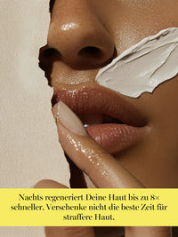 Anwendung der DOC BERGER EFFECT Ultra Rich Night Cream – reichhaltige Anti-Aging Nachtpflege zur intensiven Regeneration trockener und reifer Haut während der Nacht.