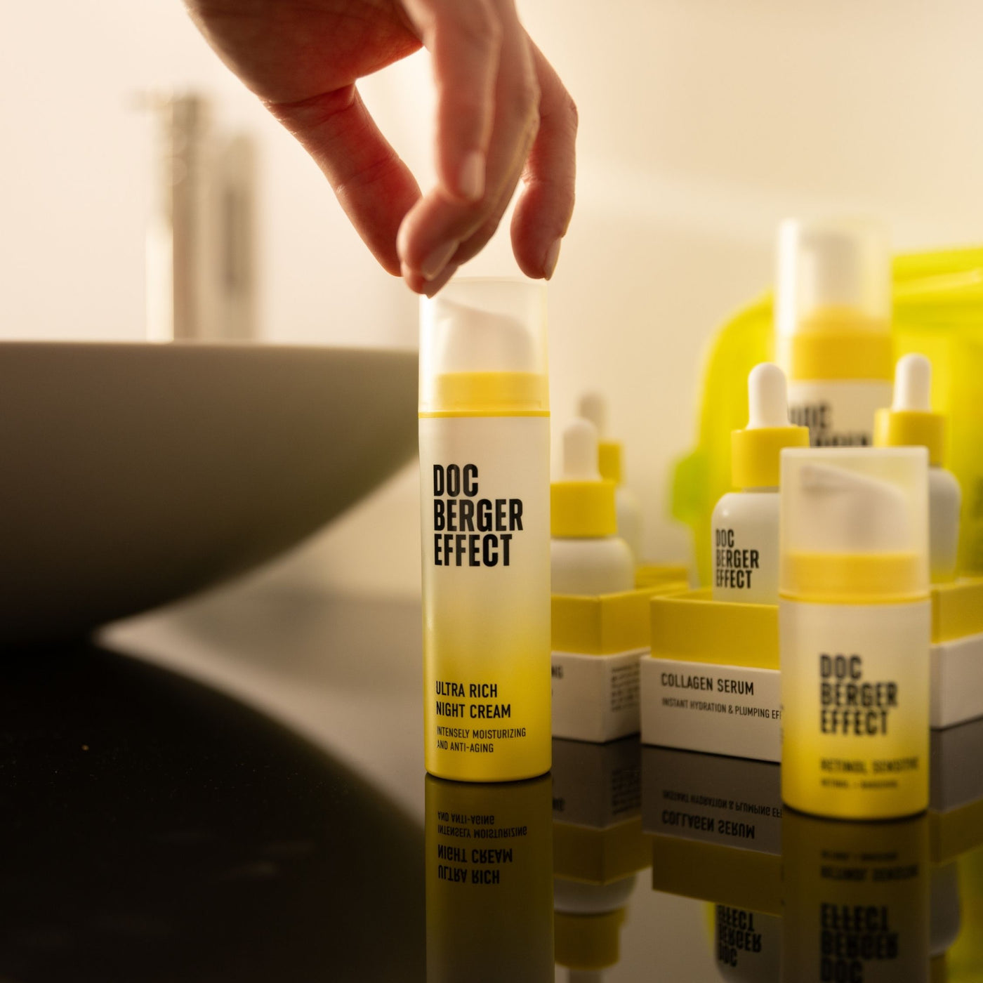 DOC BERGER EFFECT Ultra Rich Night Cream – besonders reichhaltige Nachtcreme für trockene und reife Haut ab 50 mit zunehmendem Feuchtigkeitsverlust, Trockenheitsfältchen und nachlassender Elastizität. Die intensive Anti-Aging Nachtpflege kombiniert Hyaluronsäure, Squalan, Avocadoöl, hautidentische Lipide, Peptide und Juvinity™ und eignet sich besonders für Haut, die in den Wechseljahren trockener, dünner oder spannungsanfälliger geworden ist.