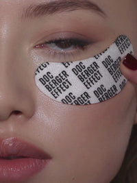 Dr. Luise Berger und Eleonora Berger tragen gemeinsam DOC BERGER EFFECT Glowing Eye Patches für luxuriöse Augenpflege gegen müde Augen, Schwellungen und Trockenheitsfältchen